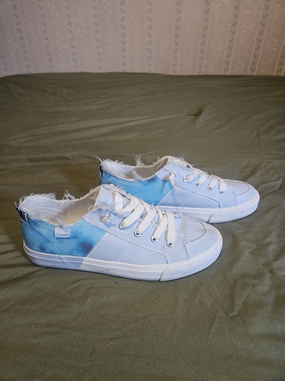 Women's Low-Top Canvas Sneakers in White and Light Blue